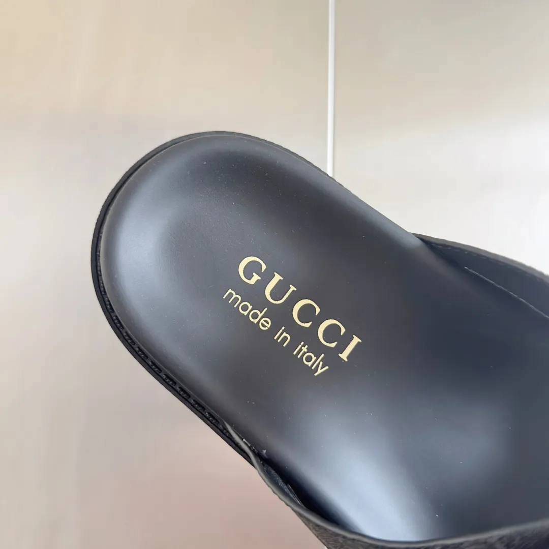 [G Home] Men's Men's Shoes💰: 300💰Size: 38-45 🆕2024Gucci Gucci Summer New Style Double G Presbyopia Flip-flops Cross Sandals Thick Sole Slippers Beach Shoes Original Purchase and Development Production G family's 2024 new summer dark horse items, fashion bloggers at home and abroad have put on the show, and it has become popular on social platforms at home and abroad. Fashionistas must pay for it, and they spend a lot of money to create ingenious craftsmanship and accurately restore every detail. Exquisite packaging at the delivery counter🛍📦 ▪️ Fabric: Original imported double G presbyopic leather ▪️ Lining: Original imported leather ▪️ Sole: Original open molded T men's shoes 💰U outsole ▪️ Bottom thickness: 3CM